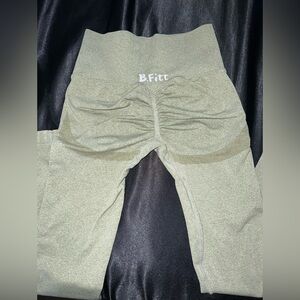 Women’s scrunch lift athletic leggings